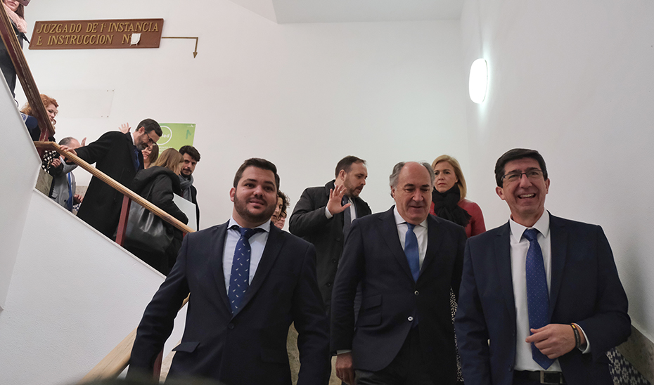 El vicepresidente de la Junta, acompañado de algunas autoridades, en los juzgados de Algeciras.